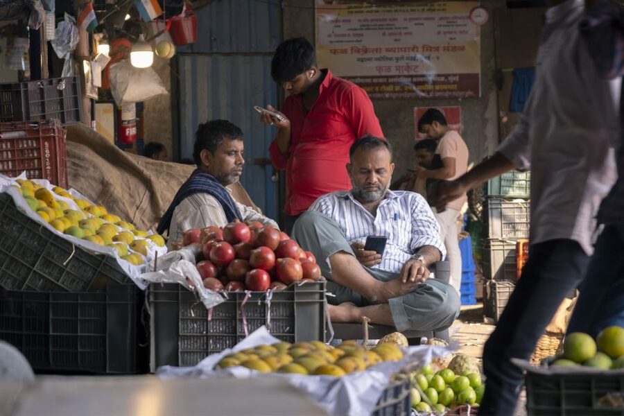 Mumbai: Local Markets & Temples Tour - Mangaldas Market and Mumbai’s textile trade
