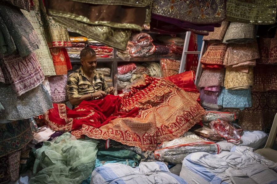 Mumbai: Local Markets & Temples Tour - Zaveri Bazaar and the narrow lanes of the old city