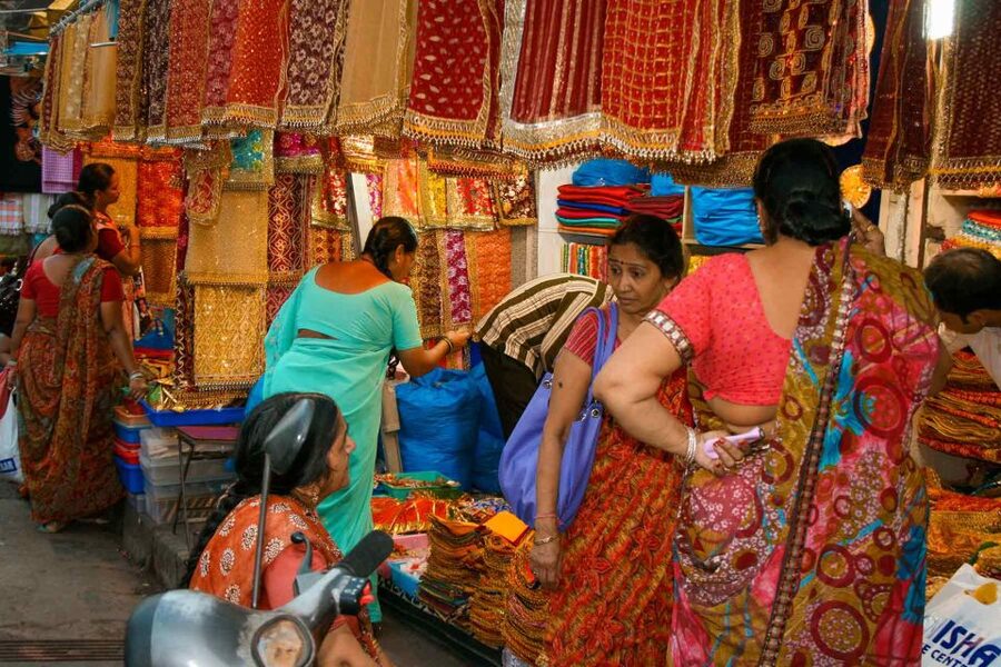 Mumbai: Local Markets & Temples Tour - A brief stop near a local restaurant