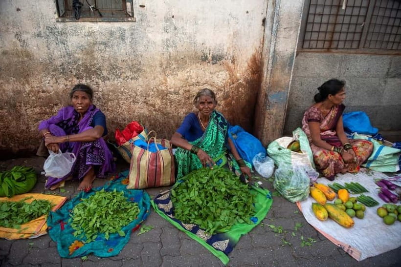 Mumbai Market and Temple Tour With Cow Shelter Visit - Mangaldas Market and Mumbai’s textile trade