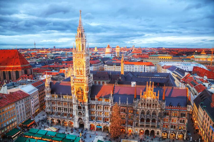 Munich Premium Christmas Market Hopping with Sightseeing Tour - Hofgarten offers a calmer photo stop