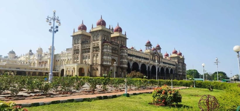Mysore: Palace, Art Gallery & Devaraja Market Walking Tour - Meeting your guide at Varaha Gate