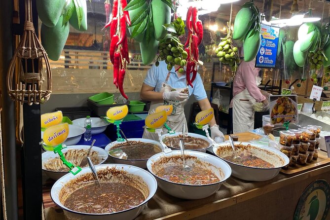 Night life in Bangkok - Jodd Fairs Train Night Market(Joint) - Choosing food when the market is crowded
