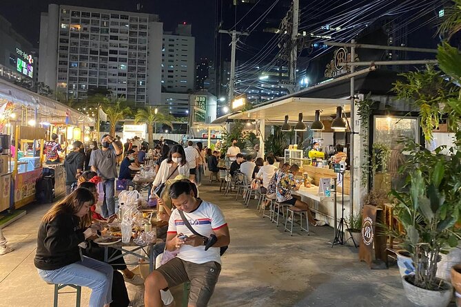 Night life in Bangkok - Jodd Fairs Train Night Market(Joint) - The one-hour market walk