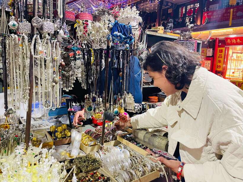 Night Market Haggling Adventure with an English Guide! - Thirty Minutes of Local Snacks