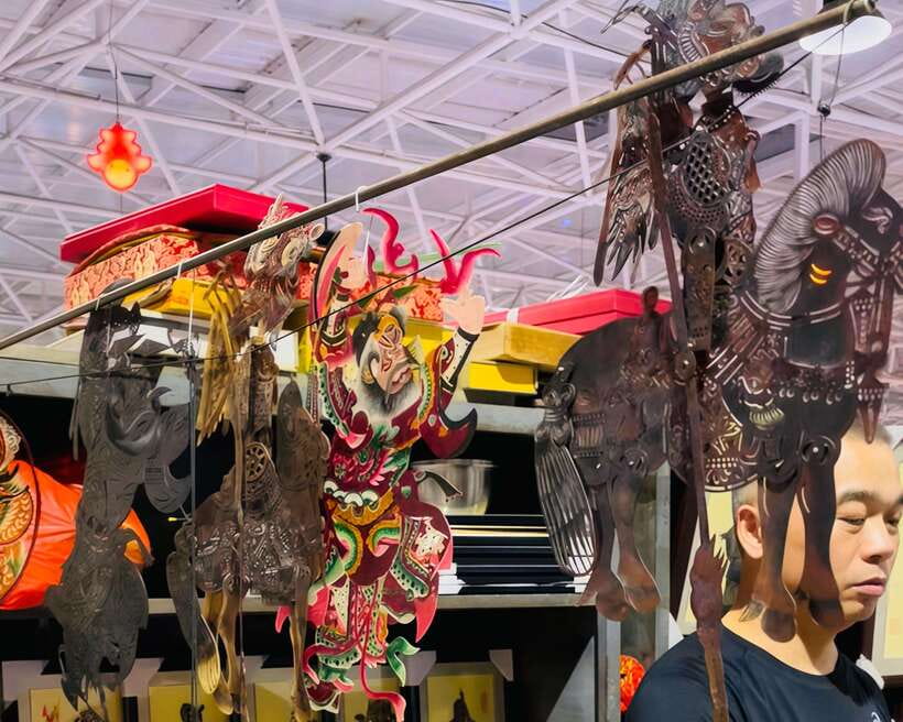 Night Market Haggling Adventure with an English Guide! - Private Group Benefits and Limits
