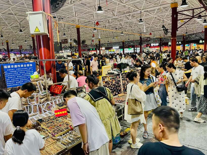 Night Market Haggling Adventure with an English Guide! - The First Hour: Browsing With July or Lan
