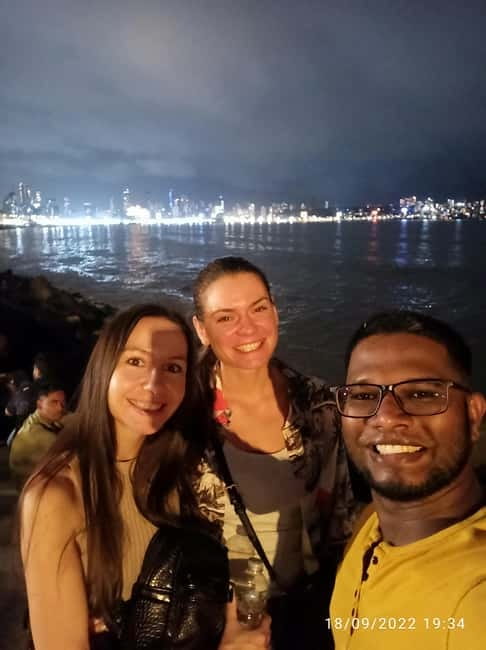 Night Tour: Mumbai’s Nights & Buzzing Bazaars - Marine Drive, Girgaon Beach, and the Sea View