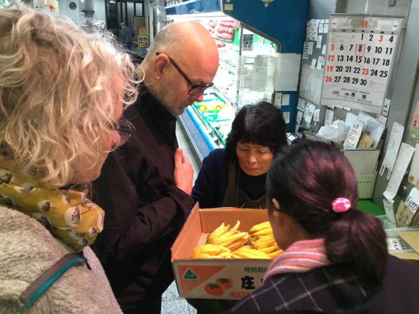 Nishiki Market Food Tour with Cooking Class - The first hour: food stalls, samples, and local context