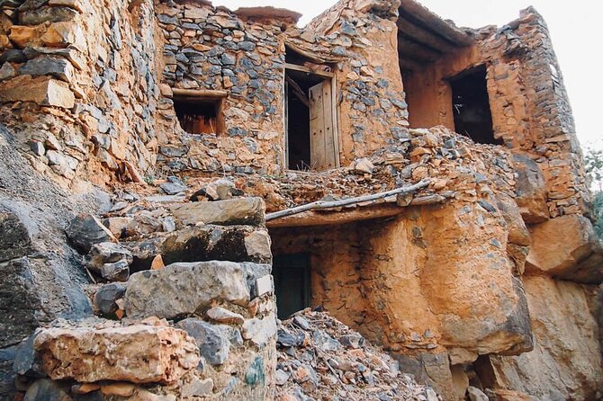 Nizwa Market, Nizwa Fort, Misfat Al Abriyeen, Jabal Shams - Nizwa Fort: a fortress built to resist attack