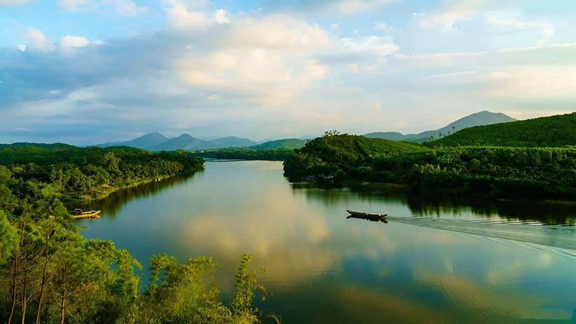 Official Hue: Dragon Boat, Imperial Citadel, & Market tour - Thien Mu Pagoda and its seven-story tower