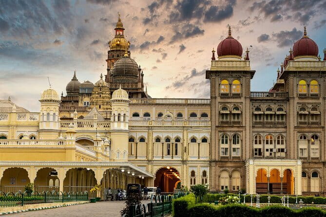 Old Bangalore Historical Walk thro Palace, Temples, Fort & Market - KR Market, where Old Bangalore gets loud