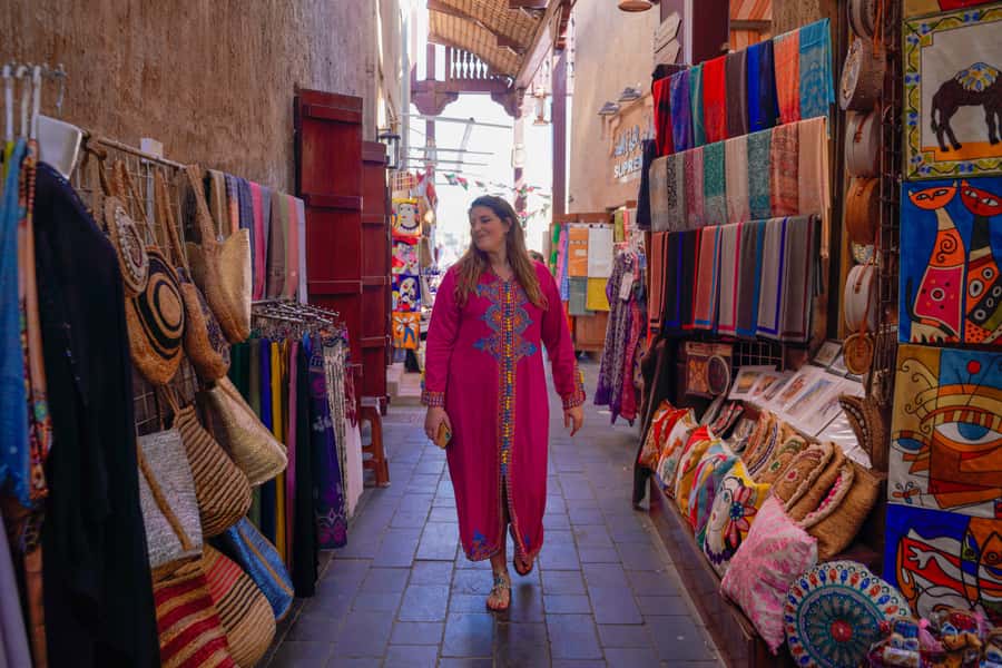 Old Dubai Historic Guided Tour: Creek, Street Food & Souks - Coffee, dates, and a family home from the past