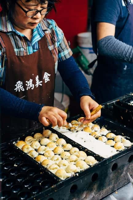 Osaka: Food Tour Kuromon Market & Dotonbori with Guide - Meeting your guide outside Hotel Royal Classic Osaka