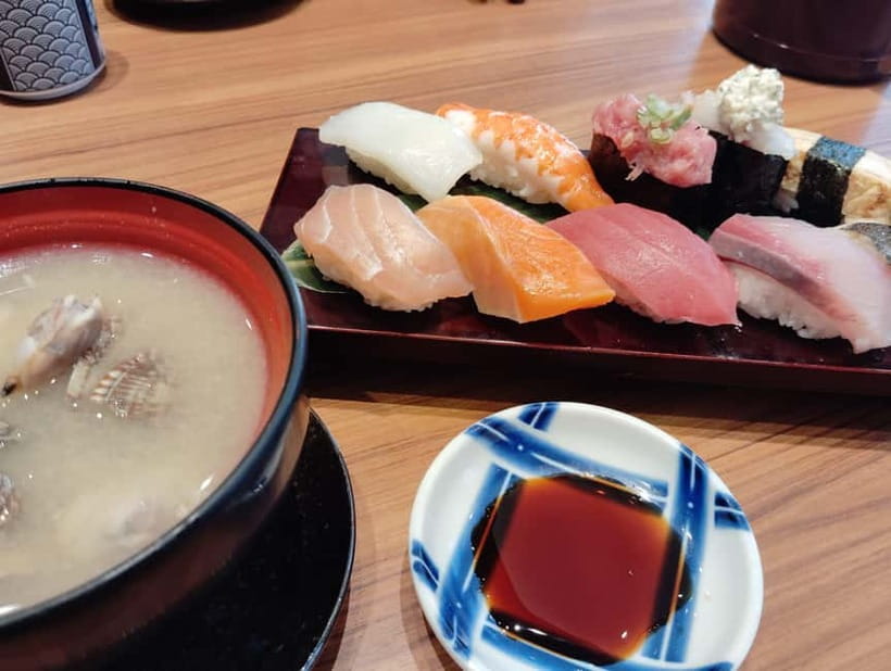 Osaka: Kuromon Market 1.5-Hour Seafood & Street Food Tour - Key points at a glance