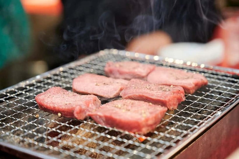 Osaka: Kuromon Market 1.5-Hour Seafood & Street Food Tour - What the guide adds to the food
