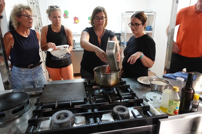 Paella & Sangria Class with Tapas and Market Visit - A friendly class with a variable group size