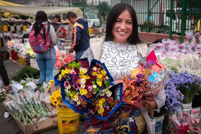 PALOQUEMAO MARKET FOOD TOUR. EXOTIC FRUIT. LOCAL SNACKS. /Min 2 pax - Flowers, stalls, and the market’s working side