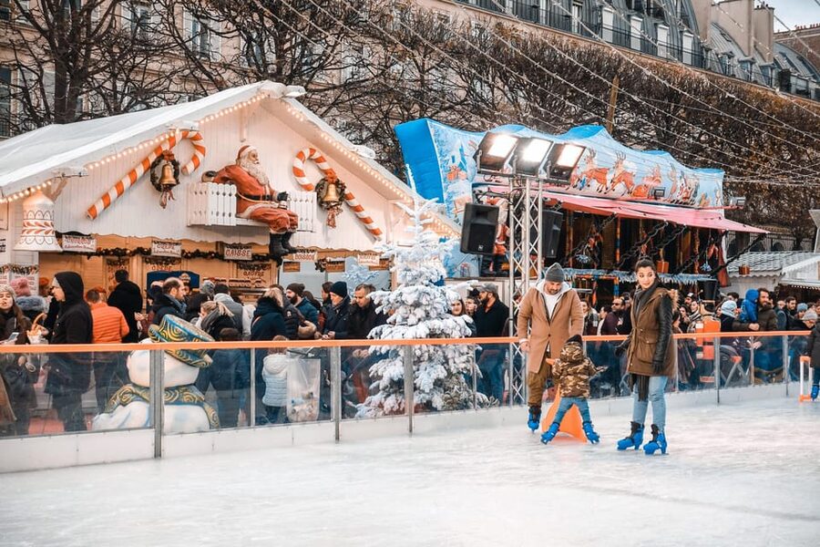 Paris: Christmas Market Guided at Notre Dame & Food Tasting - Key points at a glance