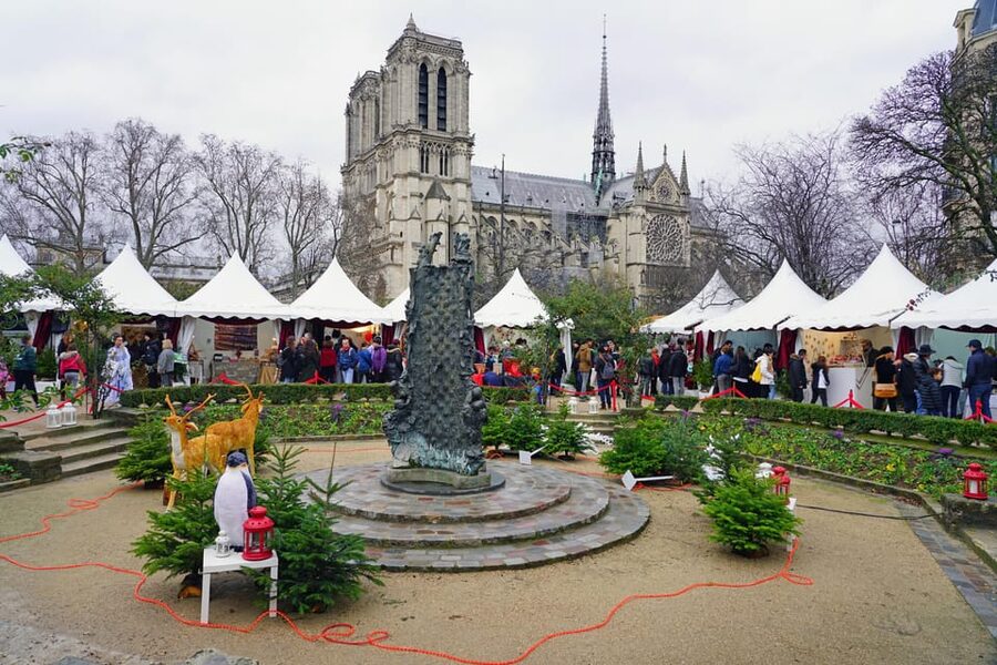Paris: Christmas Market Guided at Notre Dame & Food Tasting - Beginning at the east side of Notre Dame