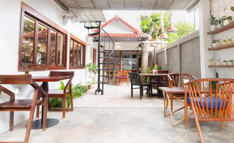 Phnom Penh: Morning Foodie, Market Walking & Street Art Tour - Banh chaev and coffee at Wat Botum Park