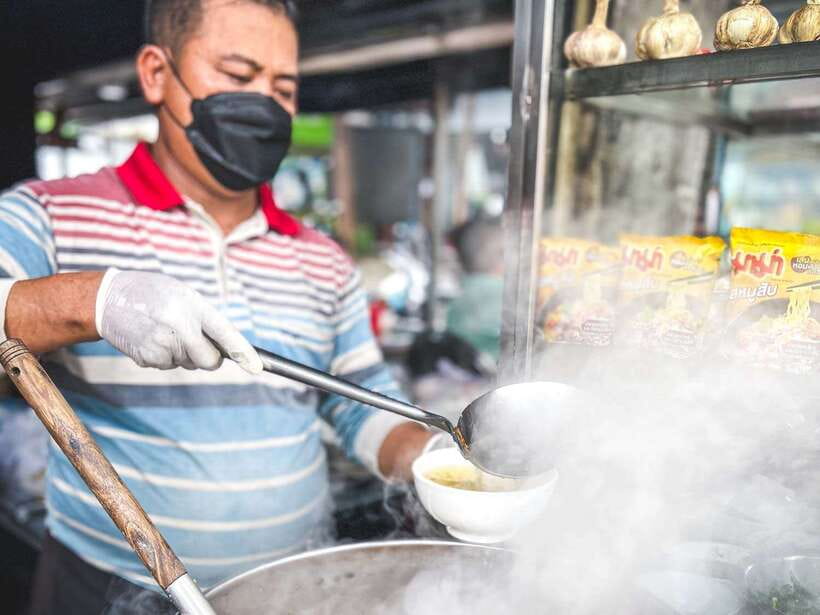 Phnom Penh: Morning Market & Guided Breakfast Tour by Tuktuk - Starting with coffee and noodle soup
