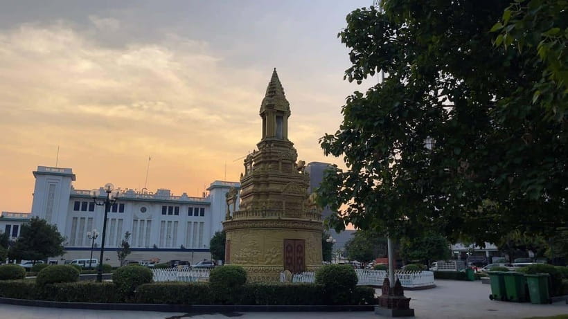 Phnom Phnom: Local Market & Culture Walking of City Tour - Wat Phnom is the right place to begin