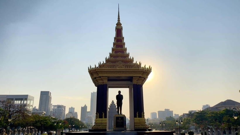 Phnom Phnom: Local Market & Culture Walking of City Tour - The less-touristed market is the real focus