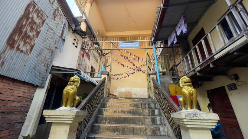 Phnom Phnom: Local Market & Culture Walking of City Tour - Independence Monument marks the morning finish