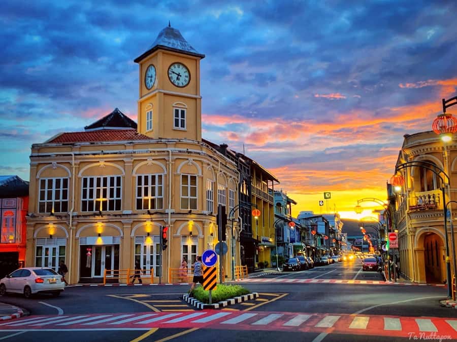 Phuket: Old Town + ATV 30Min Zipline 15Pform + Night Market - A cashew factory and a local souvenir shop