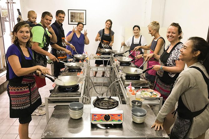Pink Chili - Thai Cooking Class and Market Tour in Bangkok - A closer look at the teaching style