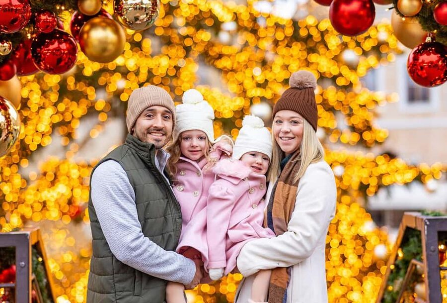 Prague: Christmas/Easter Markets Tour with Photoshoot - Leah combines guiding with portrait photography