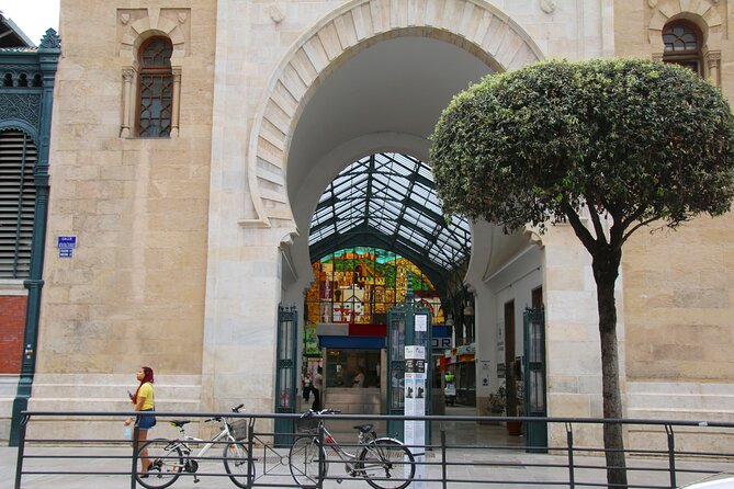 PREMIUM TAPAS TOUR: Paella, Market Tastings, and Winery - Finishing with paella near the Cathedral