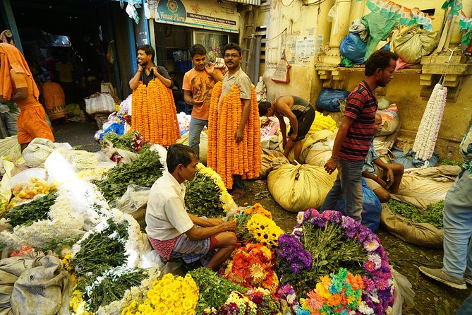 Private Custom Full Day Sightseeing Tour of Kolkata - Malik Ghat and Howrah Bridge: Kolkata at street level
