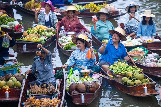 Private Damnoen Saduak Floating Market and Train Market Tour - Watching Maeklong sellers clear the railway