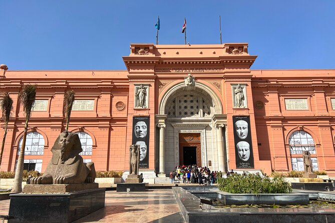 Private Day Tour of Pyramids, Egyptian Museum and Khalili Bazaar - Two hours with Tutankhamun and the pharaohs