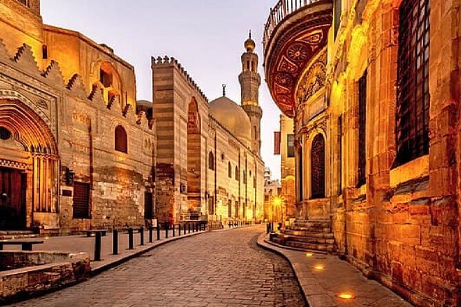 Private Day Tour Pyramids of Giza, Egyptian Museum and Bazaars - Koshary lunch and the local food angle