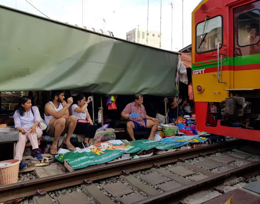 Private Floating & Train Market + DRAGON Temple + Thai Cafe - Why this day trip works from Bangkok