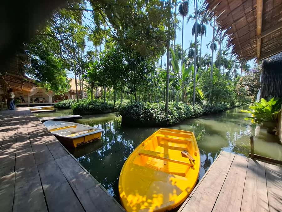 Private Floating & Train Market + DRAGON Temple + Thai Cafe - What the private format really adds