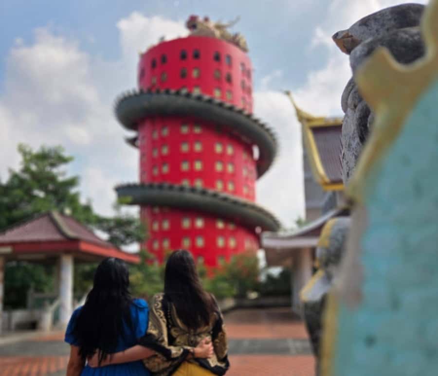 Private Floating & Train Market + DRAGON Temple + Thai Cafe - Who should book this experience