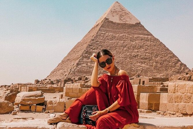Private Full-day tour Giza pyramids Egyptian museum & khan el khalili bazaar - Seeing the Great Pyramid and its neighbors