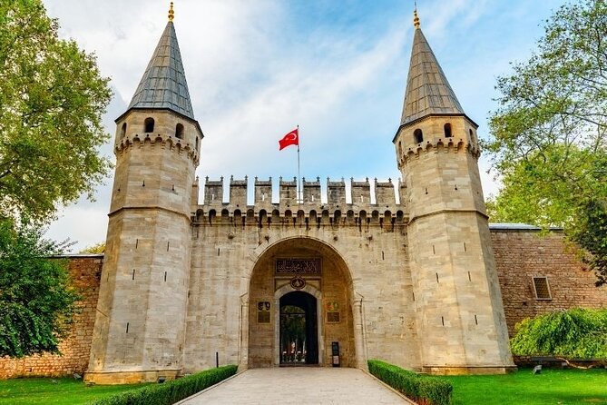 Private Guided Tour Hagia Sophia, Cistern, Topkapi and Bazaar - Hagia Sophia: the day begins beneath a great dome
