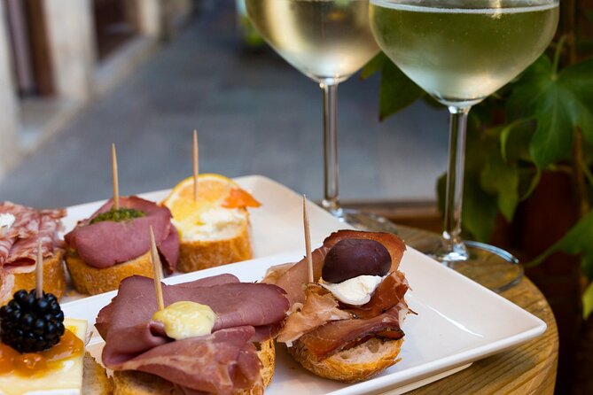 Private Secret Venice Tour; Rialto Market, San Polo & Food and Wine tasting - The cicchetti stop at a neighborhood osteria