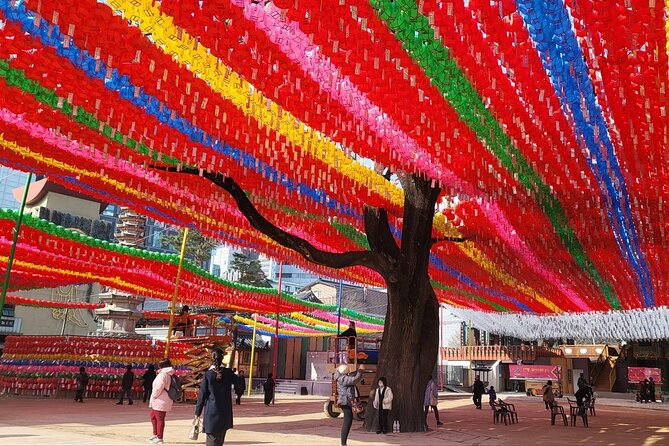 Private Seoul City Tour Palace, village, temple, market - Jogyesa Temple and the calm before the crowds