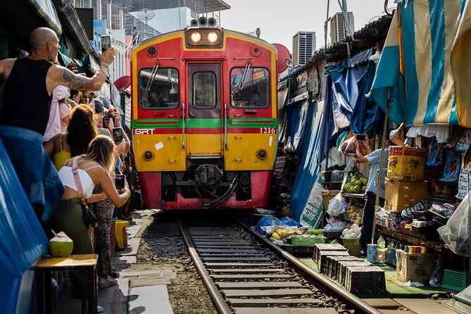 Private Tour to Railway Market and Damnoen Saduak Floating Market - The train that cuts through Maeklong Market