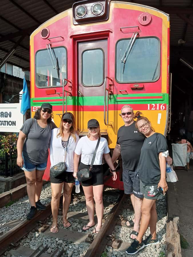 Railway to Waterway: Exploring Railway and Floating Market - Lunch in an air-conditioned local restaurant
