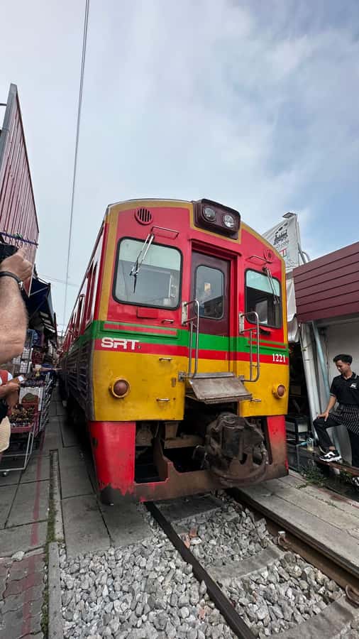 Railway to Waterway: Exploring Railway and Floating Market - The unnamed one-hour stop