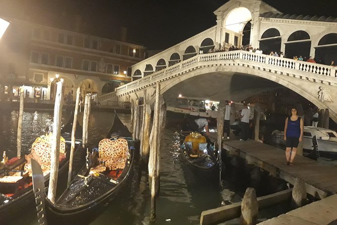 Rialto Market Food and Wine Lunchtime Tour of Venice - Crossing Ponte di Rialto and reading the city