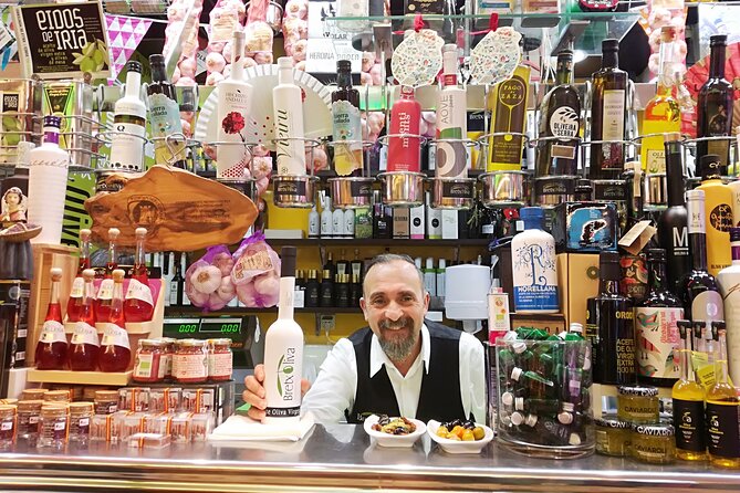 San Sebastian Pintxo Food, Wine & Market Foodie Tour(Small Group) - Old Town squares and the stories above the street