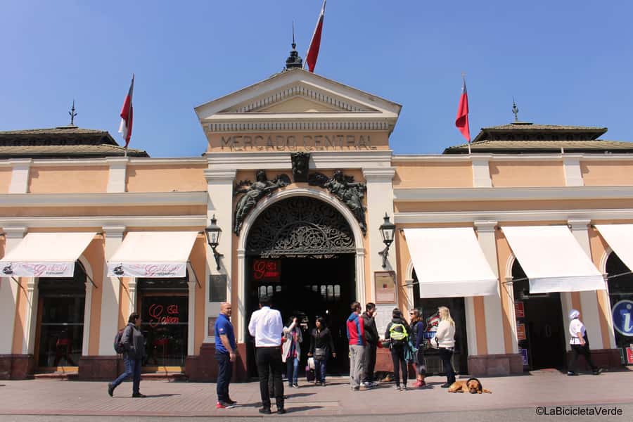 Santiago: Markets Bike Tour - Parque Forestal and the Mapocho River